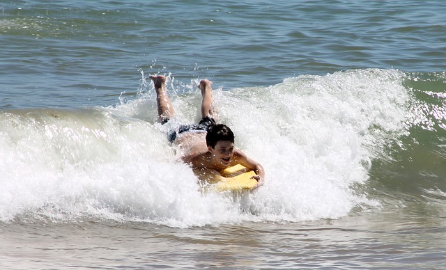 Wellen, Kind, Wassersport, Surfen für Kinder, Wellenreiten, bodyboarden, Bodyboard für Kinder, Bodyboard, Urlaub, Wasser, Spaß, Sport, Wassersport, Wassersport für Kinder