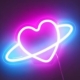 Ideal für den Schulalltag in der Grundschule: Legami LED Schild Planet Heart von Legami eignet sich hervorragend für marken/legami. Robust verarbeitet und optimal auf die Bedürfnisse von Kindern abgestimmt. Viele weitere Schulartikel und Kinderprodukte findest du auf https://www.kekula.de.